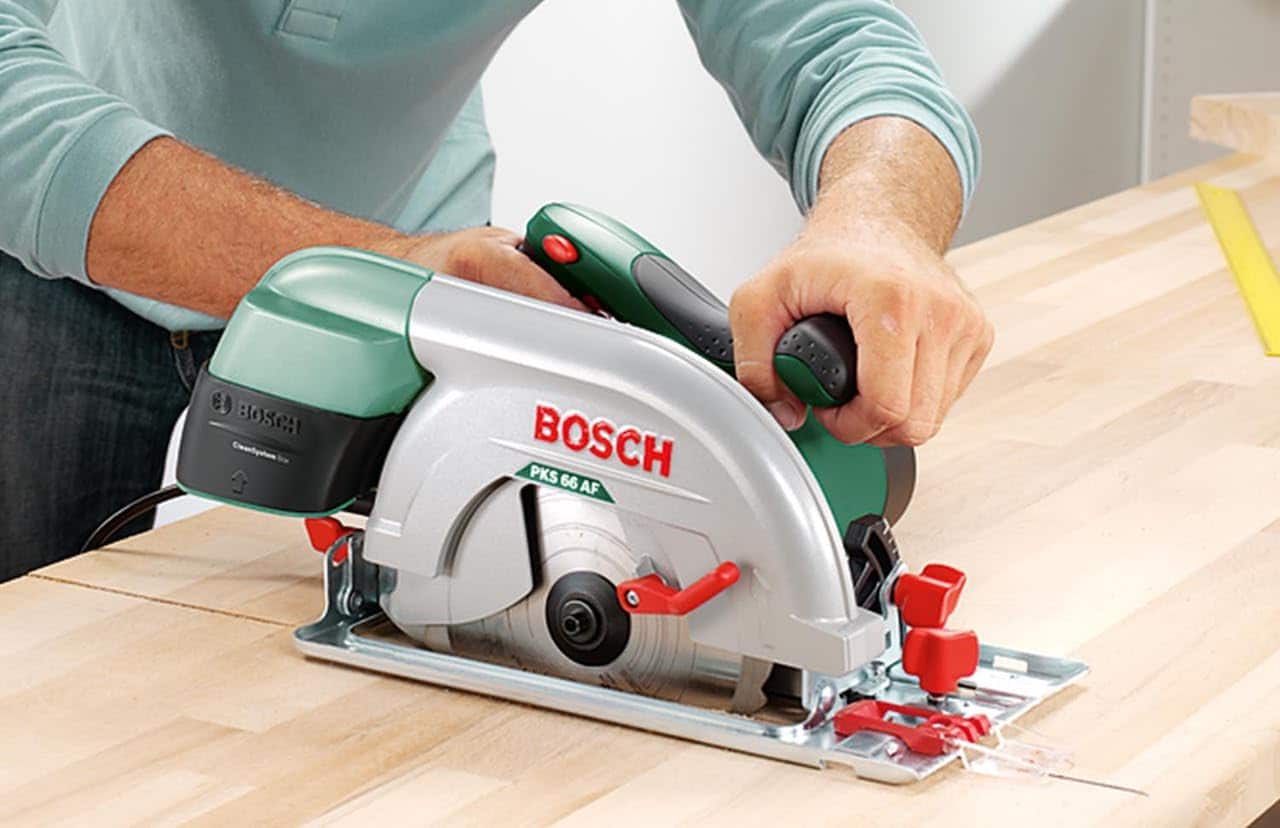 Un homme qui utilise une scie circulaire.