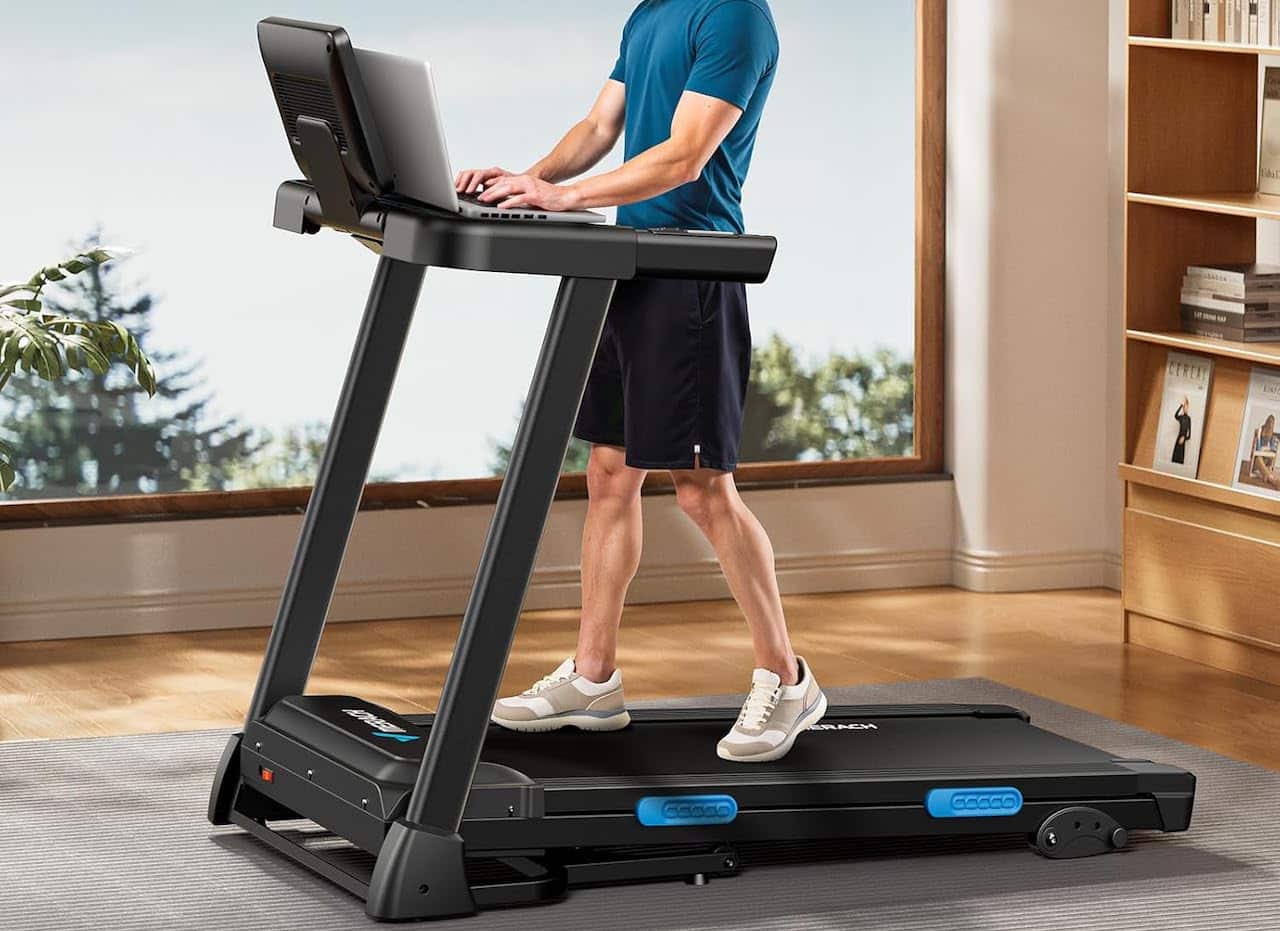 Un homme qui utilise un tapis de course dans son salon.