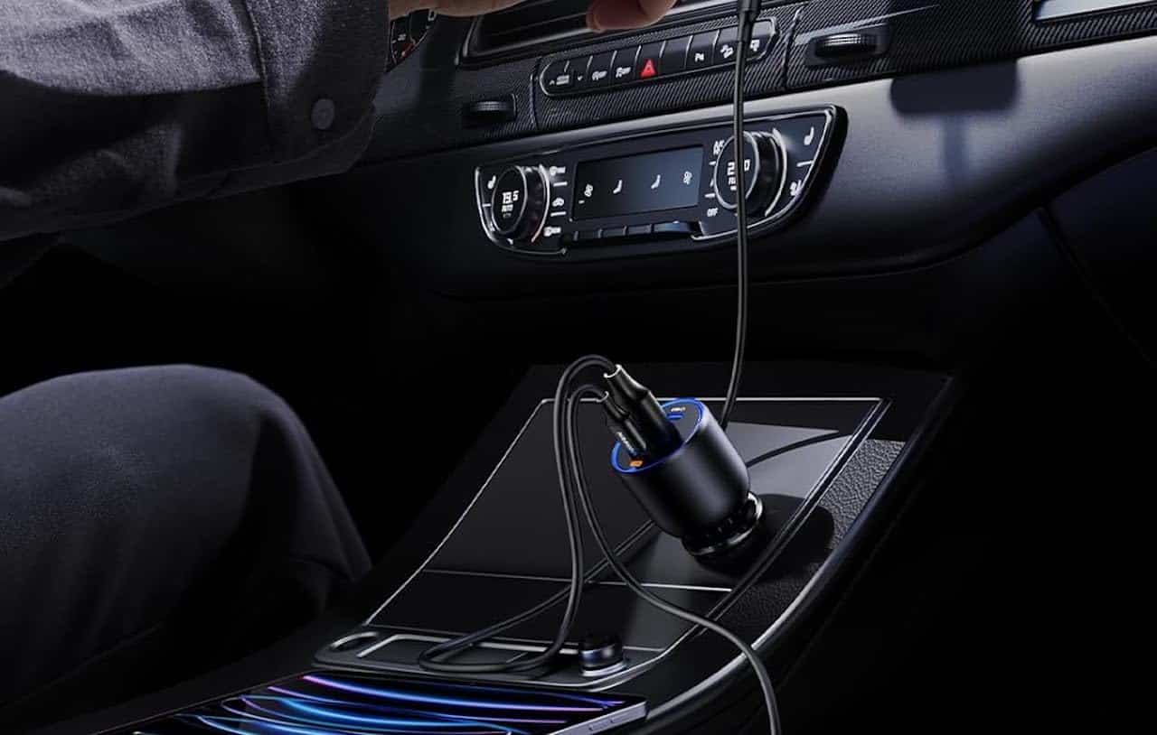 Un chargeur allume-cigare branché à l'avant d'une voiture.