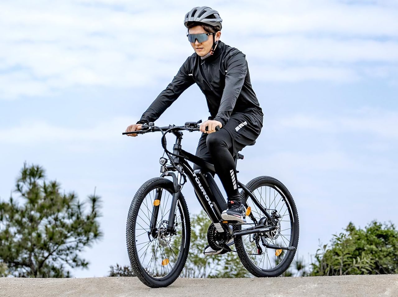 Un homme sur un VTT électrique.