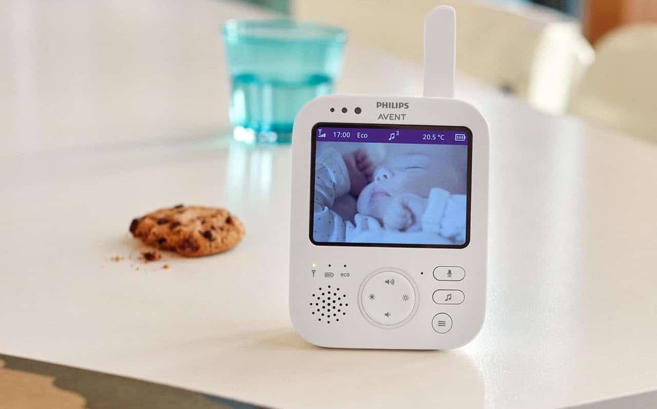 Un babyphone posé sur une table blanche.