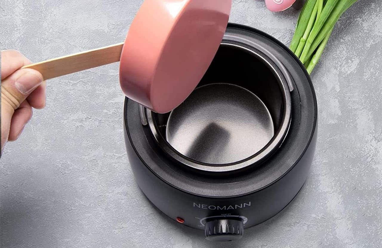 Un épilateur à cire posé sur une table.