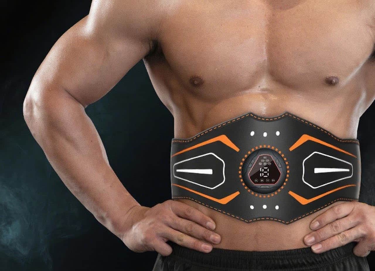 Un homme qui porte une ceinture abdominale.