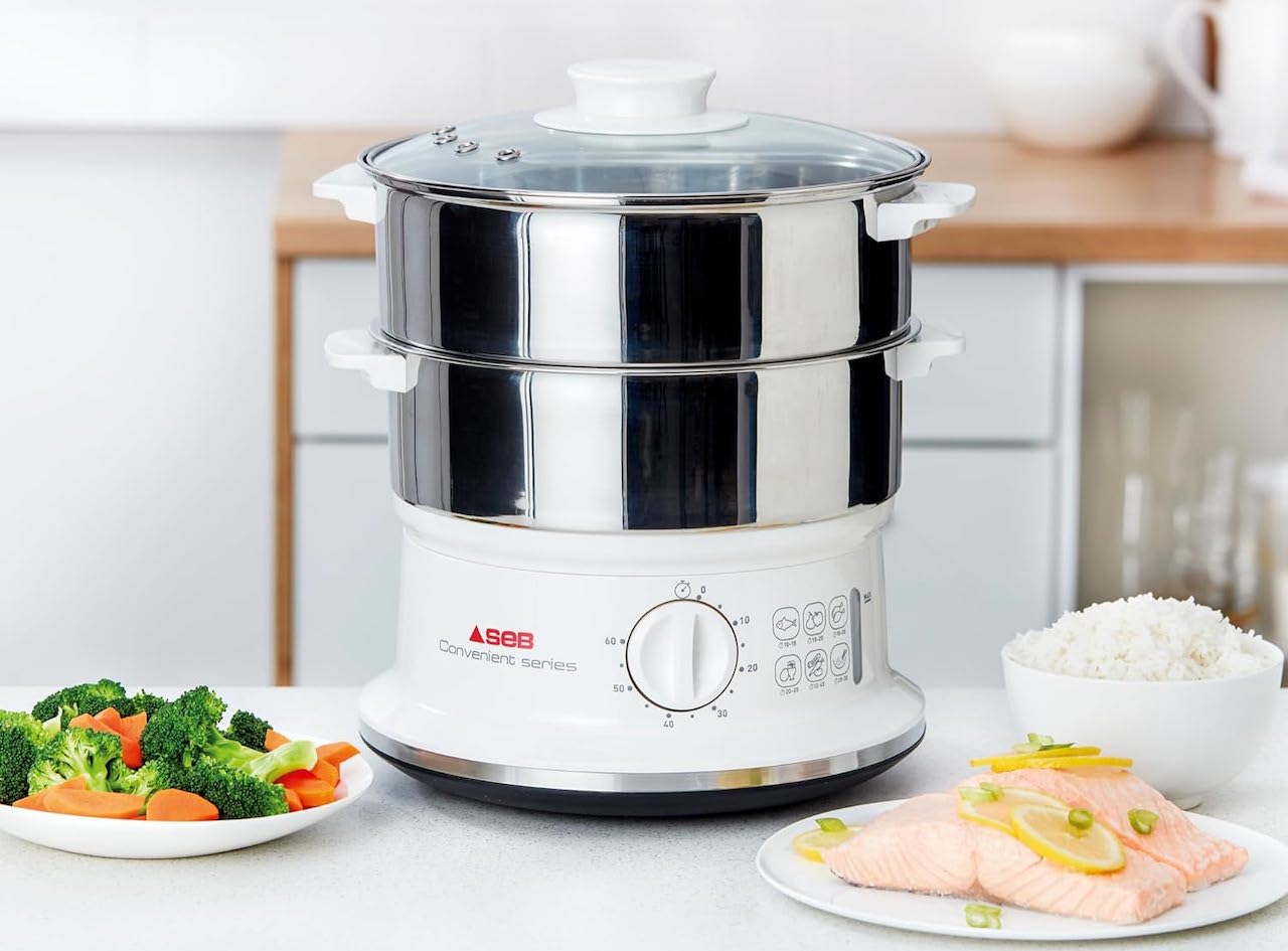 Un cuiseur vapeur de la marque Seb sur une table de cuisine.