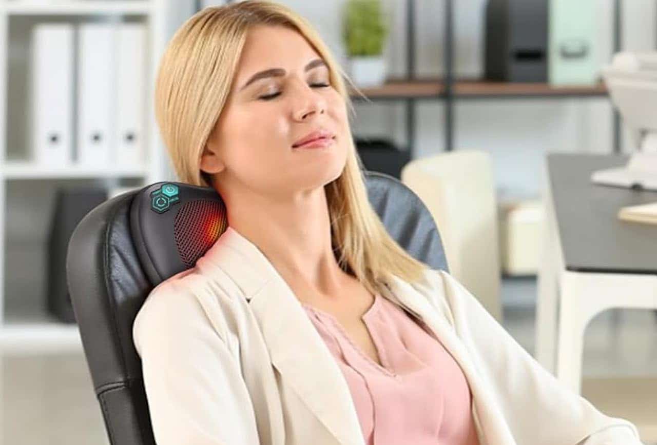 Une femme qui utilise un appareil de massage au niveau du cou.