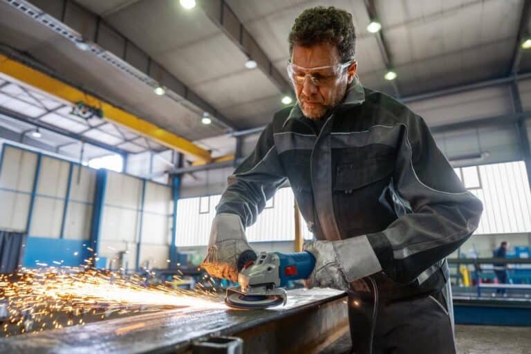 Un artisan qui utilise un outil électroportatif de chez Bosch Professional.