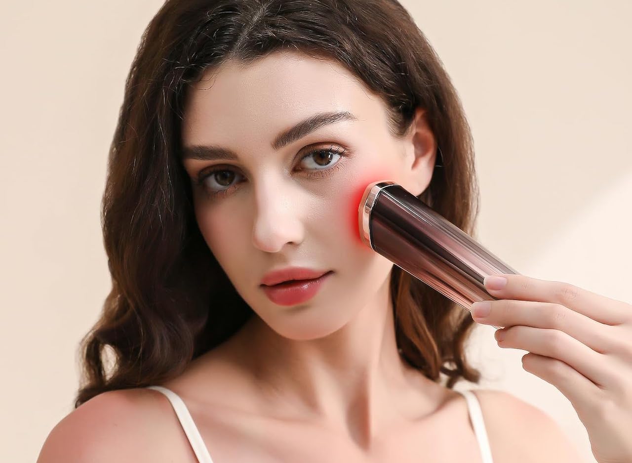 Une femme qui utilise un appareil anti-rides.