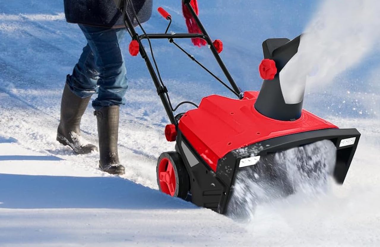 Une femme qui utilise une déneigeuse.