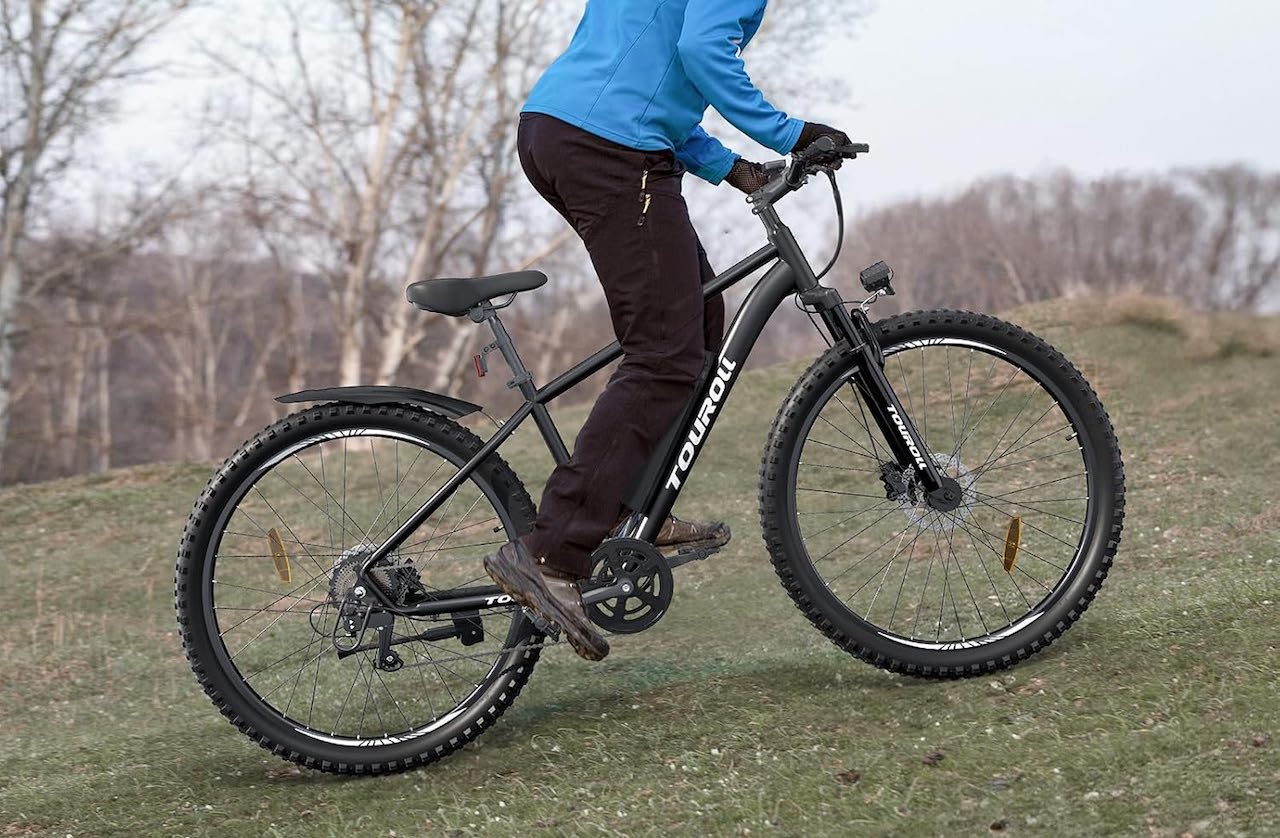 Une femme qui utilise un vélo électrique dehors.