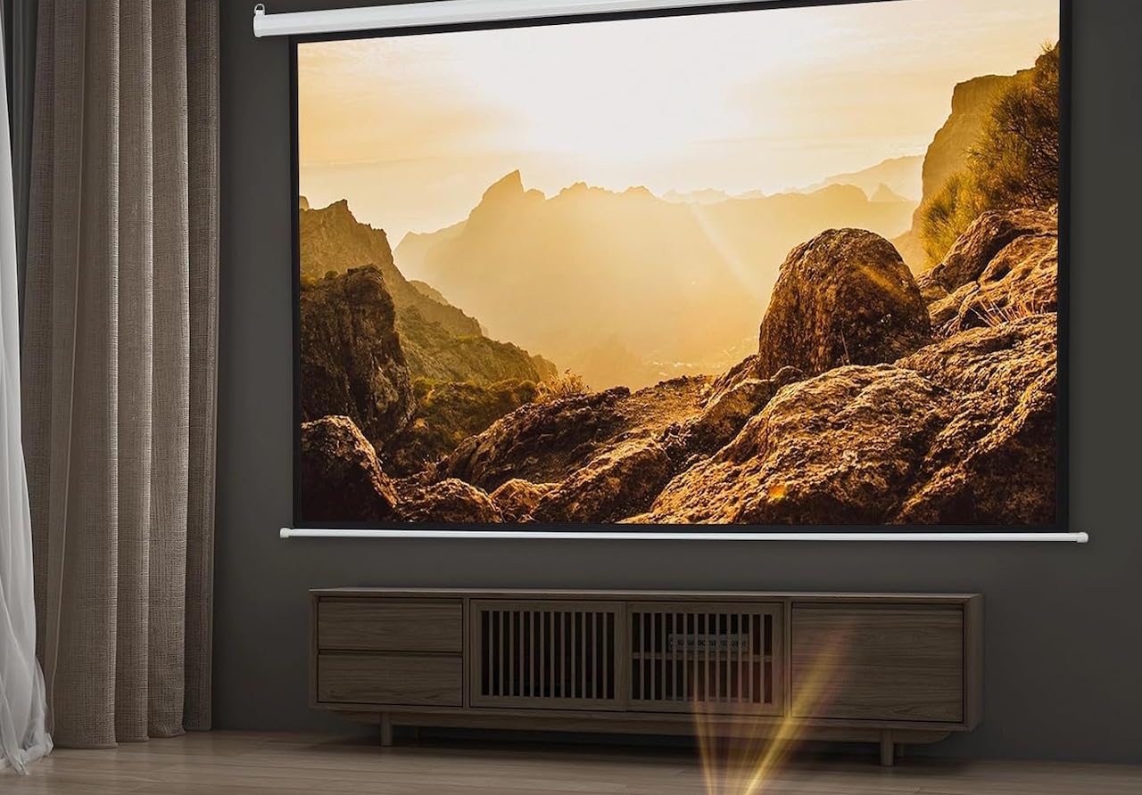 Un écran de projection dans un salon moderne.