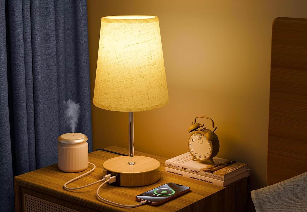 Une lampe de chevet allumée.