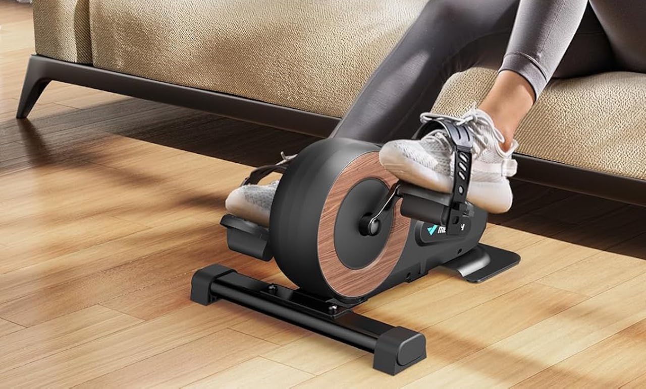 Une femme qui utilise un pédalier d'appartement.