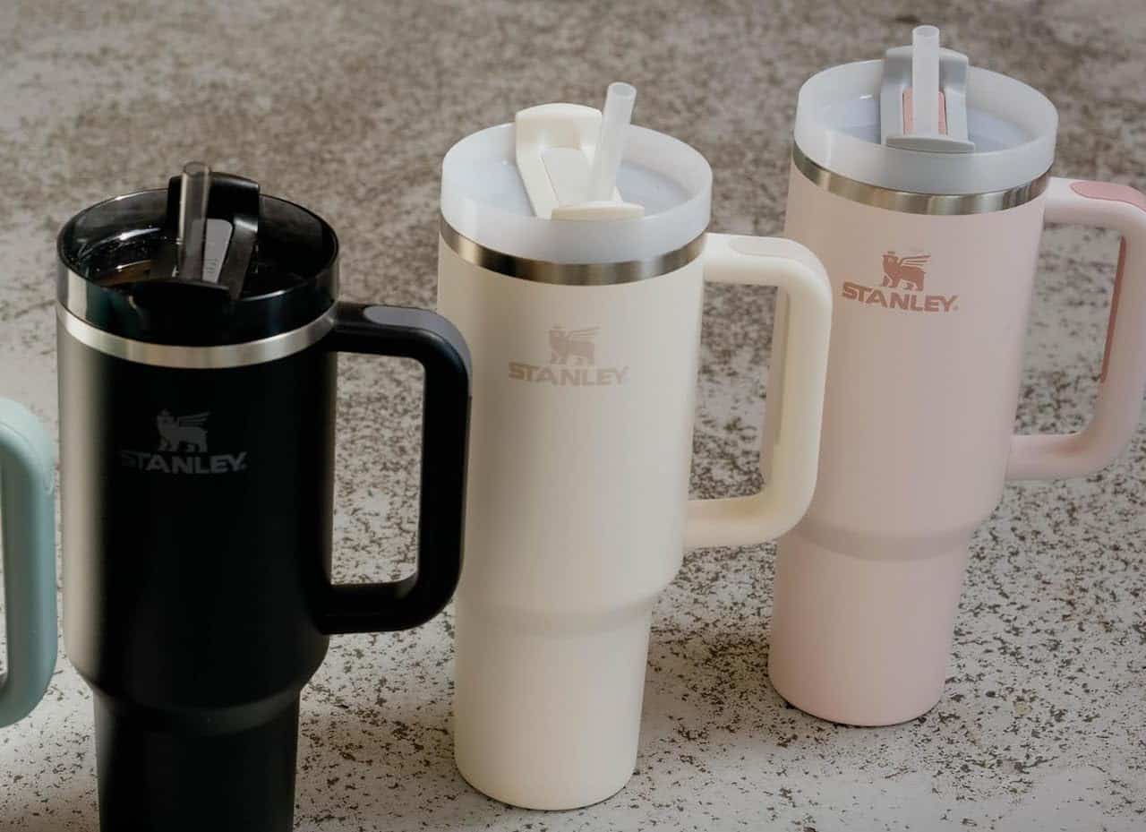 3 mugs isothermes sur une table de cuisine.