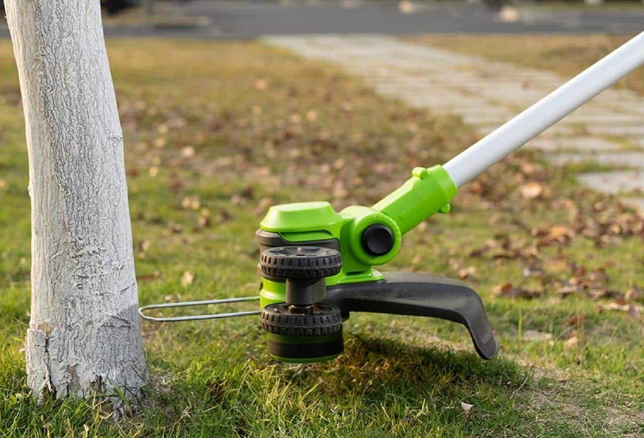 Un coupe-bordure de la marque Greenworks.