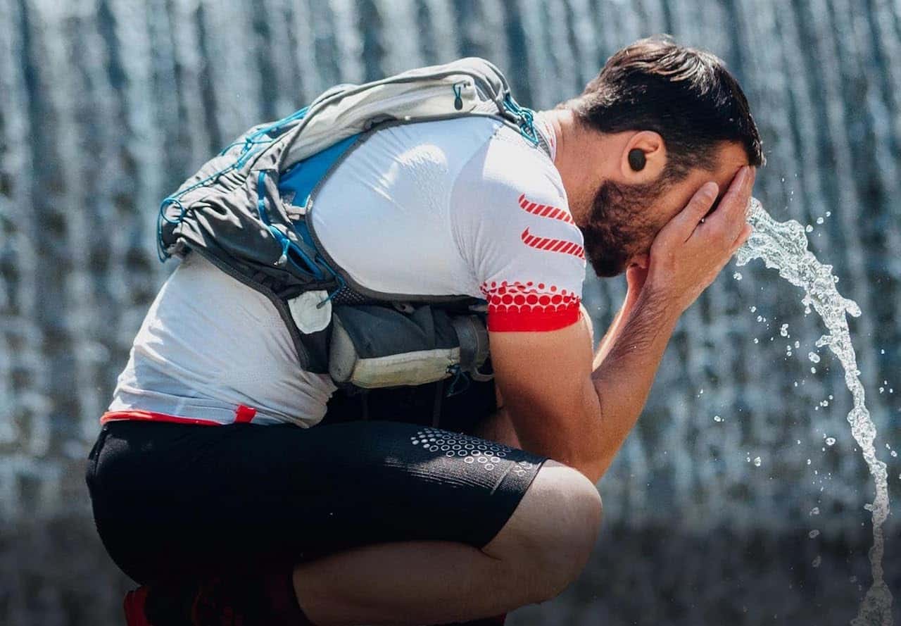 Un homme qui fait du running avec des écouteurs sport.