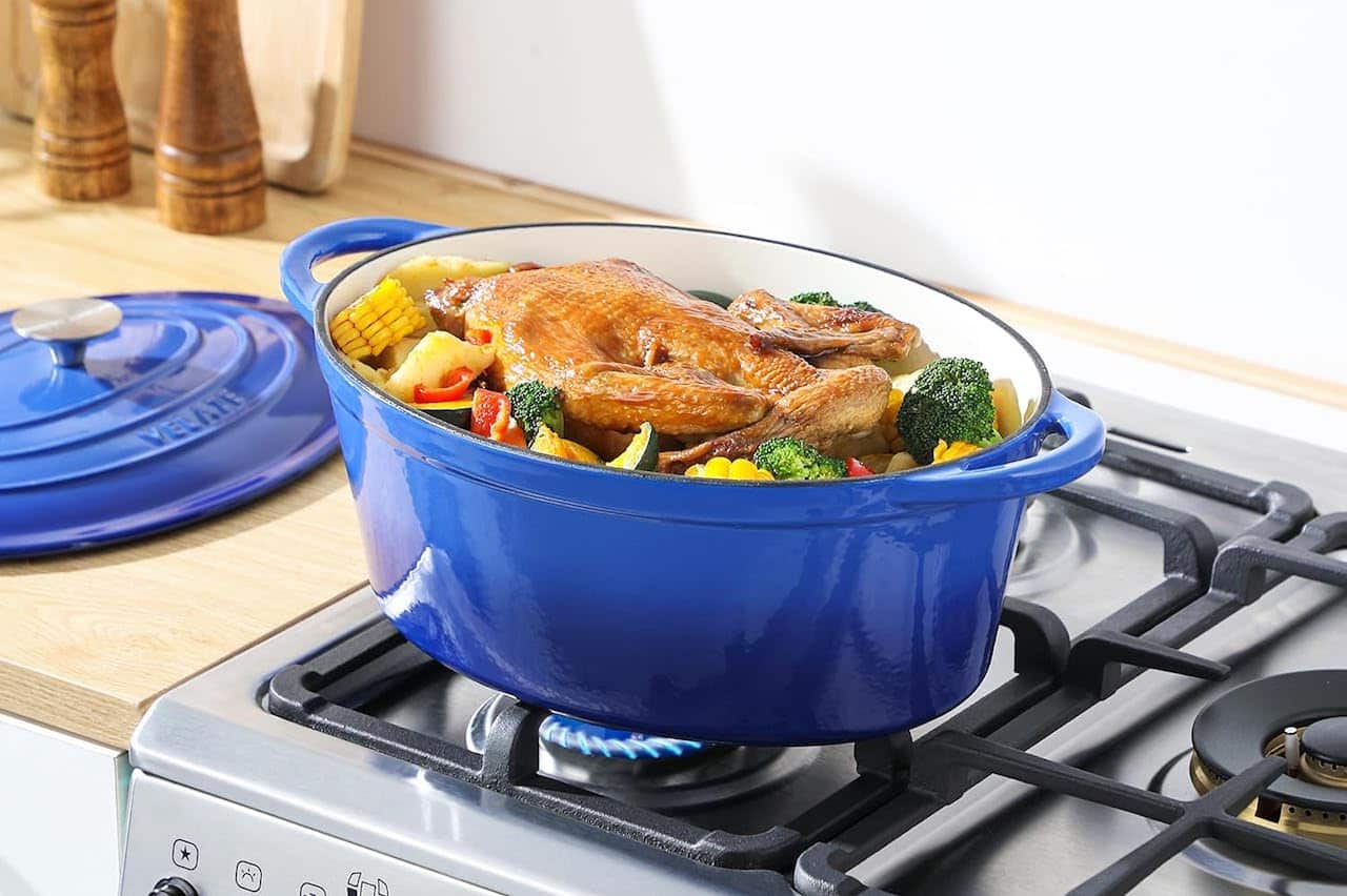Un plat dans une cocotte en fonte sur une gazinière.