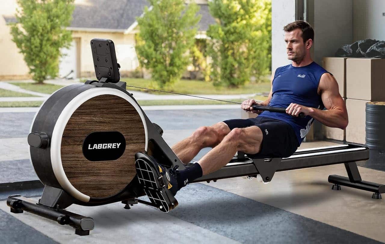 Un homme qui utilise un rameur dans une salle de sport.