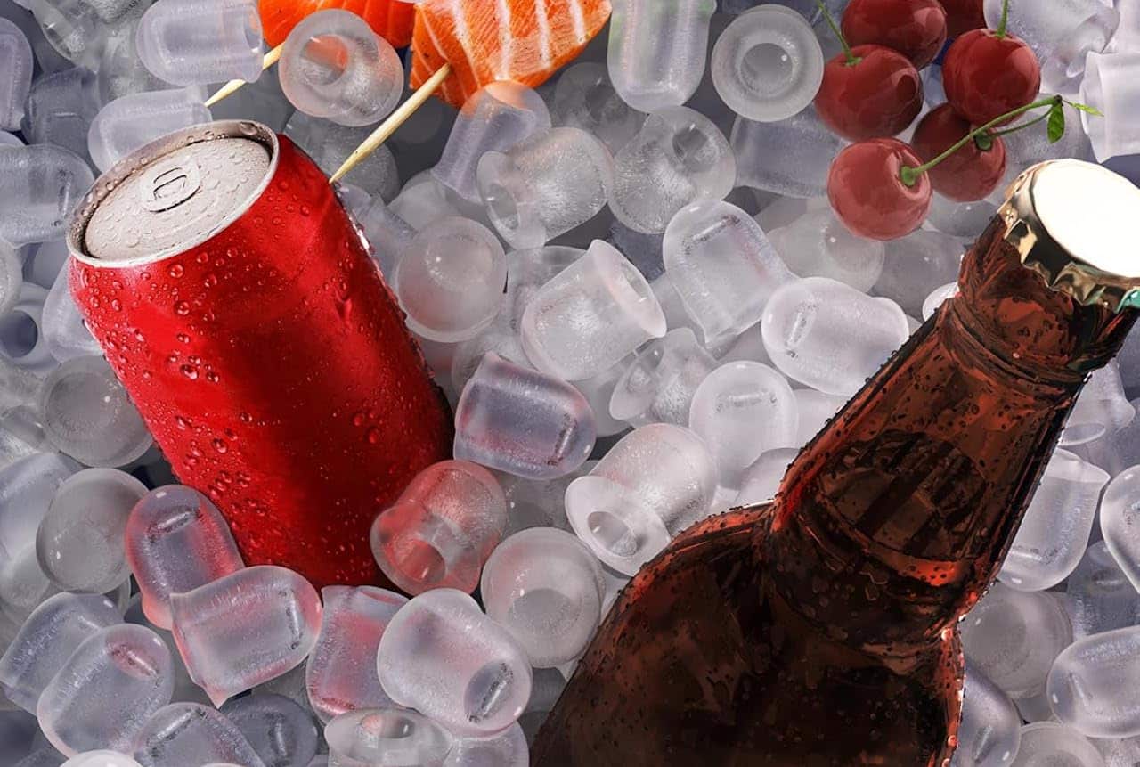 Des boissons dans un bac à glaçons.