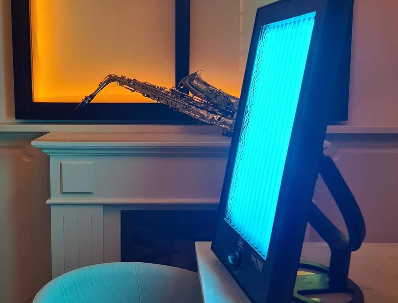 Une lampe bronzante posée sur un bureau.