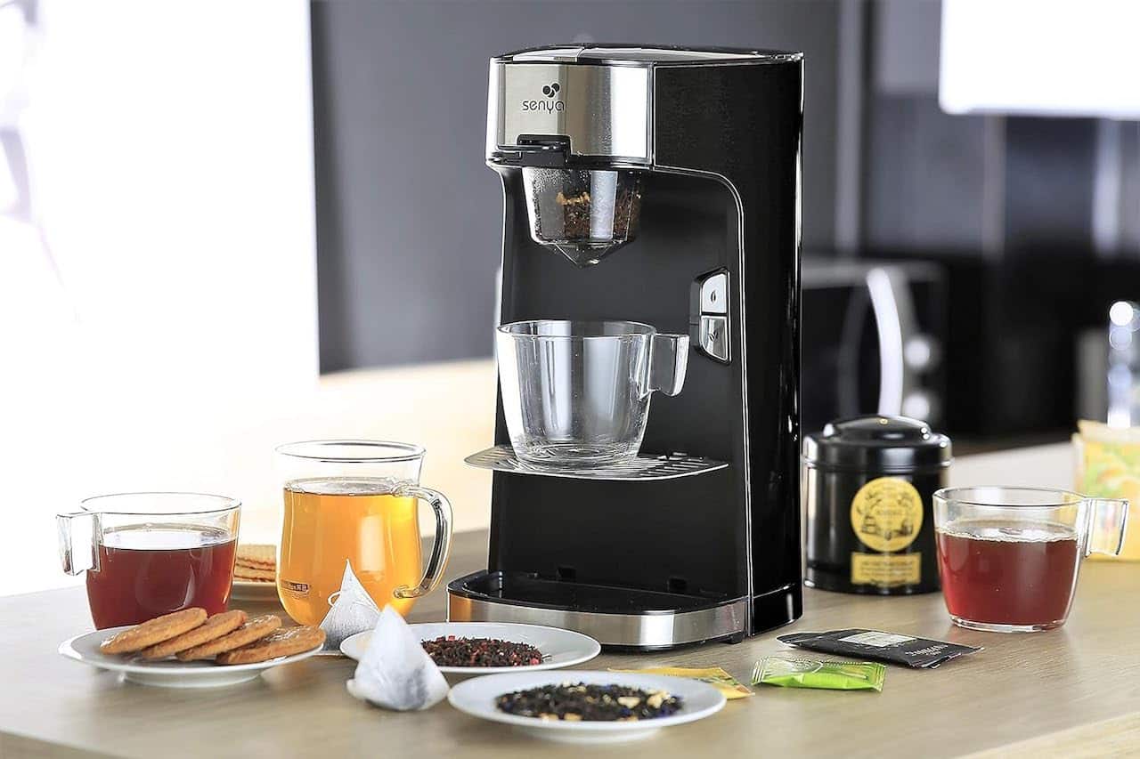 Une machine à thé dans une cuisine moderne.