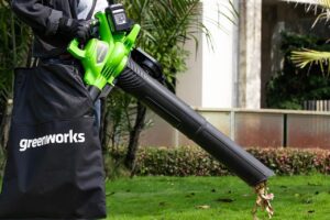 Un homme qui utilise un aspirateur souffleur.