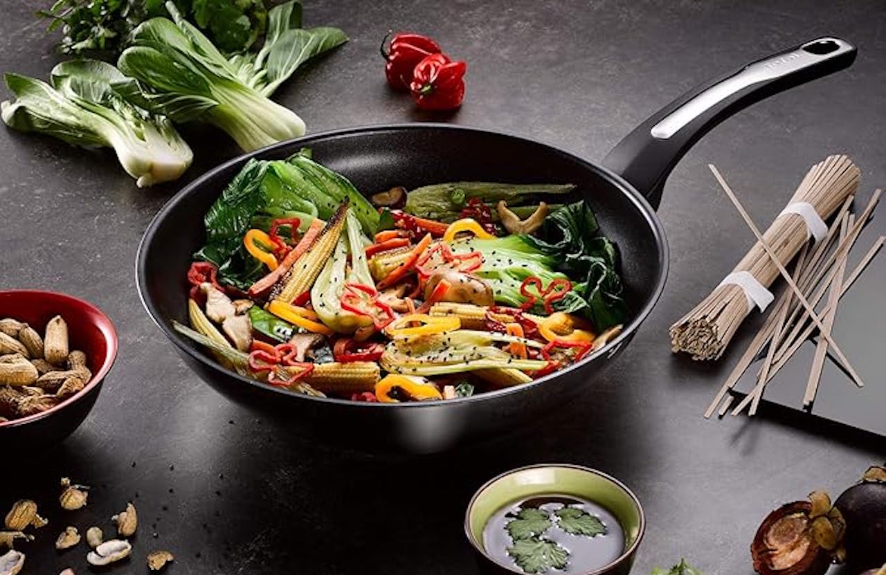 Un wok avec des légumes.