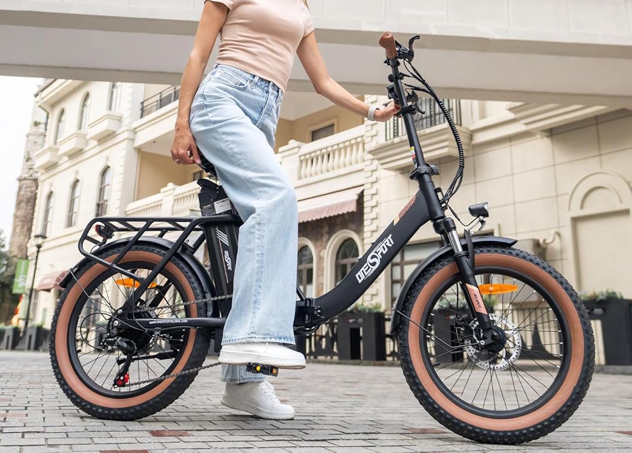 Une femme sur un vélo électrique pliable.