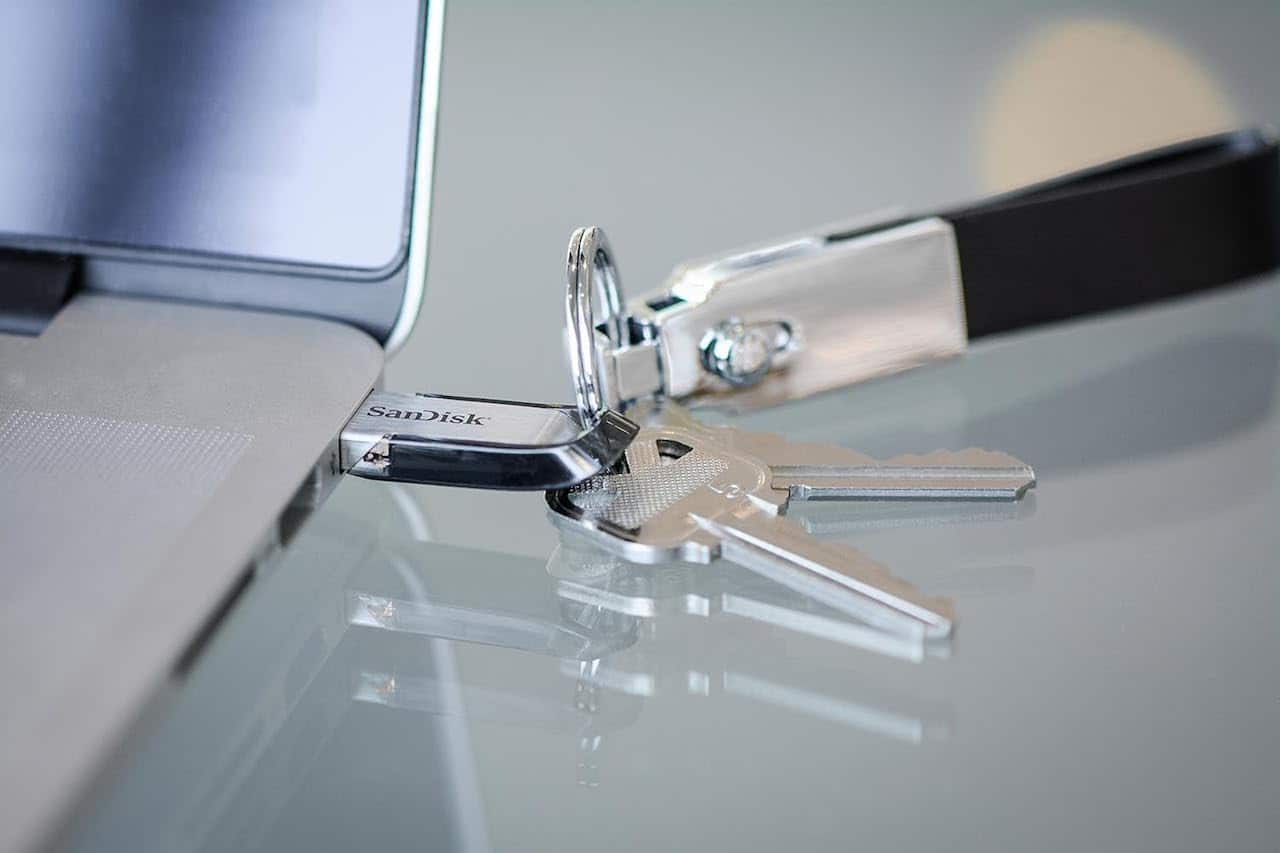 Une clé USB sur laquelle sont attachées des clés.