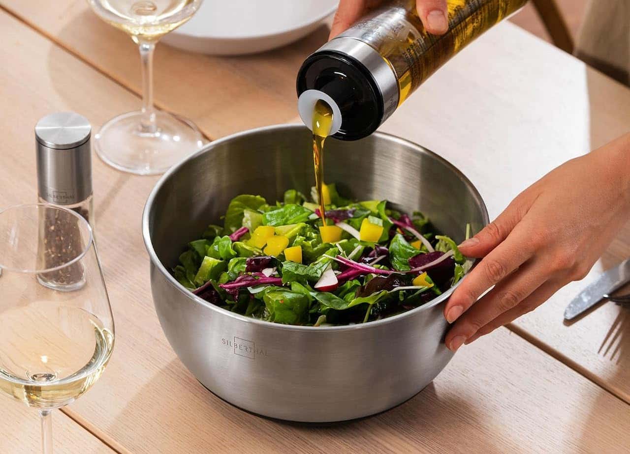 Une salade préparée dans une essoreuse à salade.