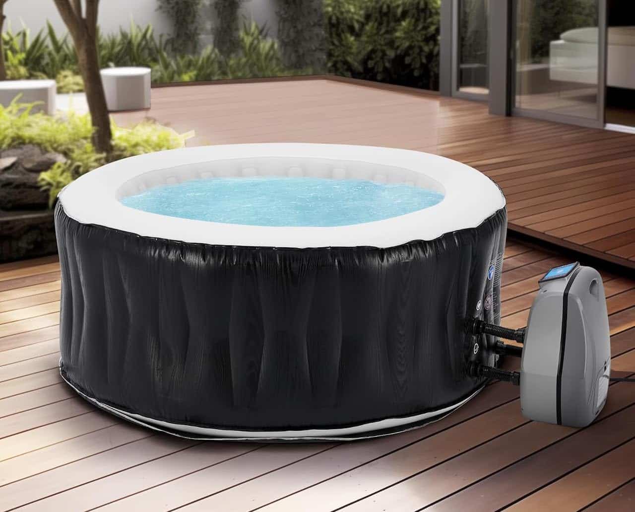 Un spa gonflable en extérieur.