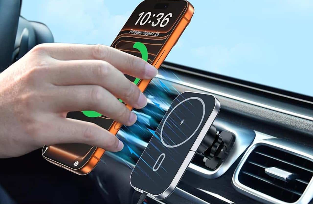 Un chargeur à induction pour voiture.