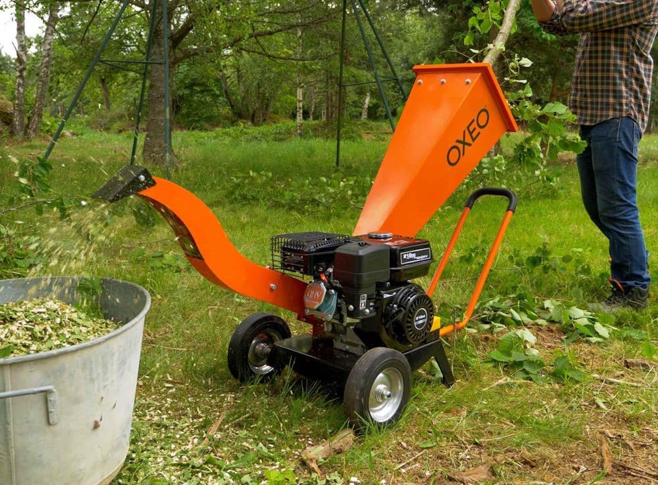 Un homme qui utilise un broyeur de végétaux.