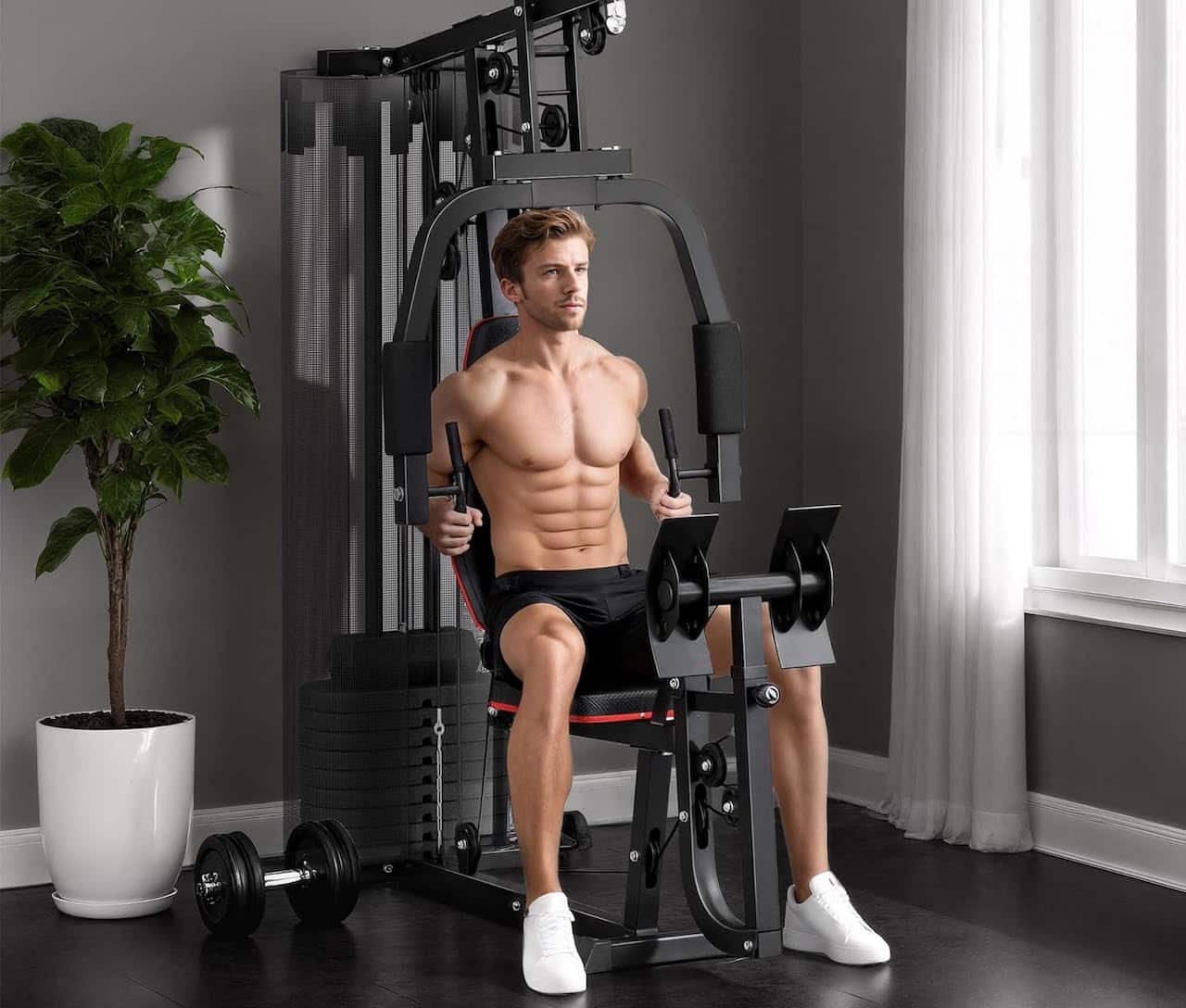 Un homme qui utilise une station de musculation.