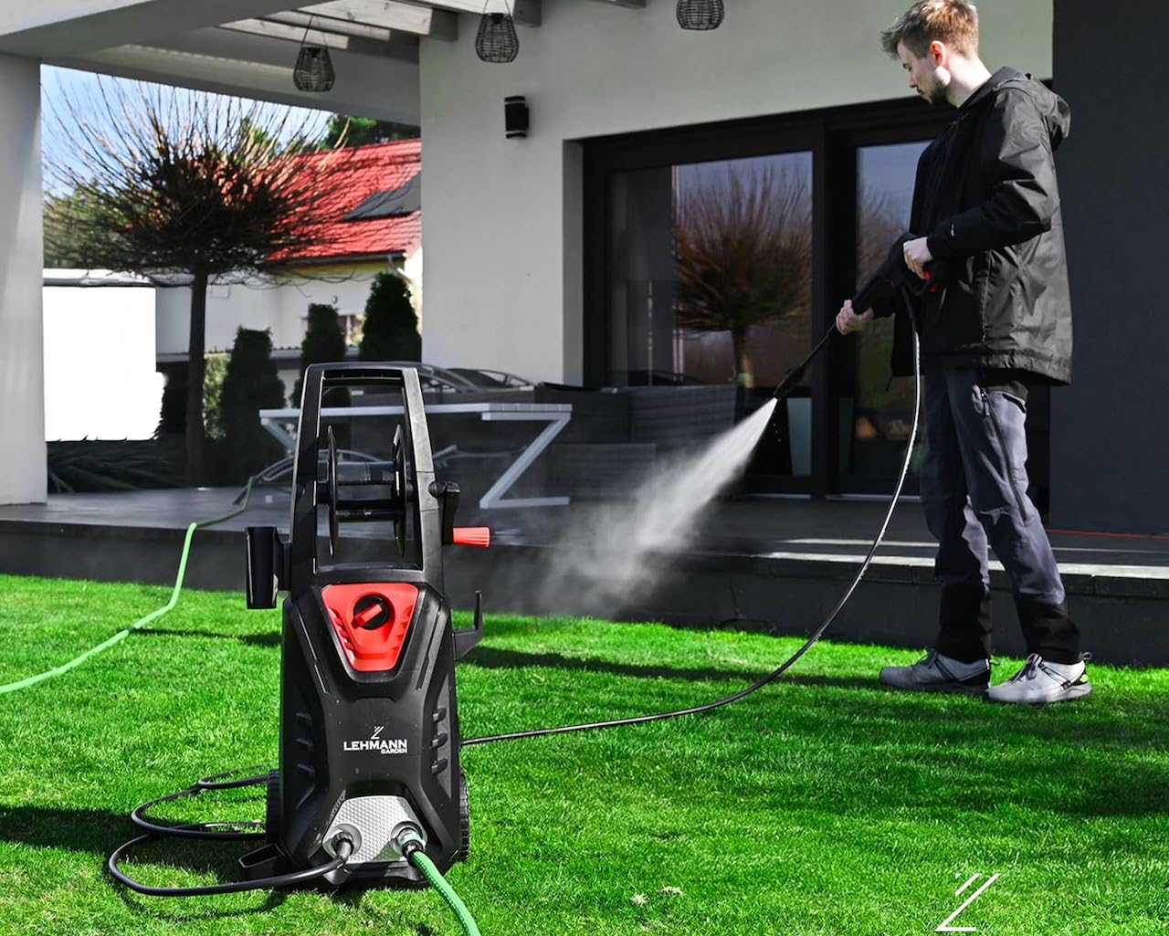 Un homme qui utilise un nettoyeur haute pression.