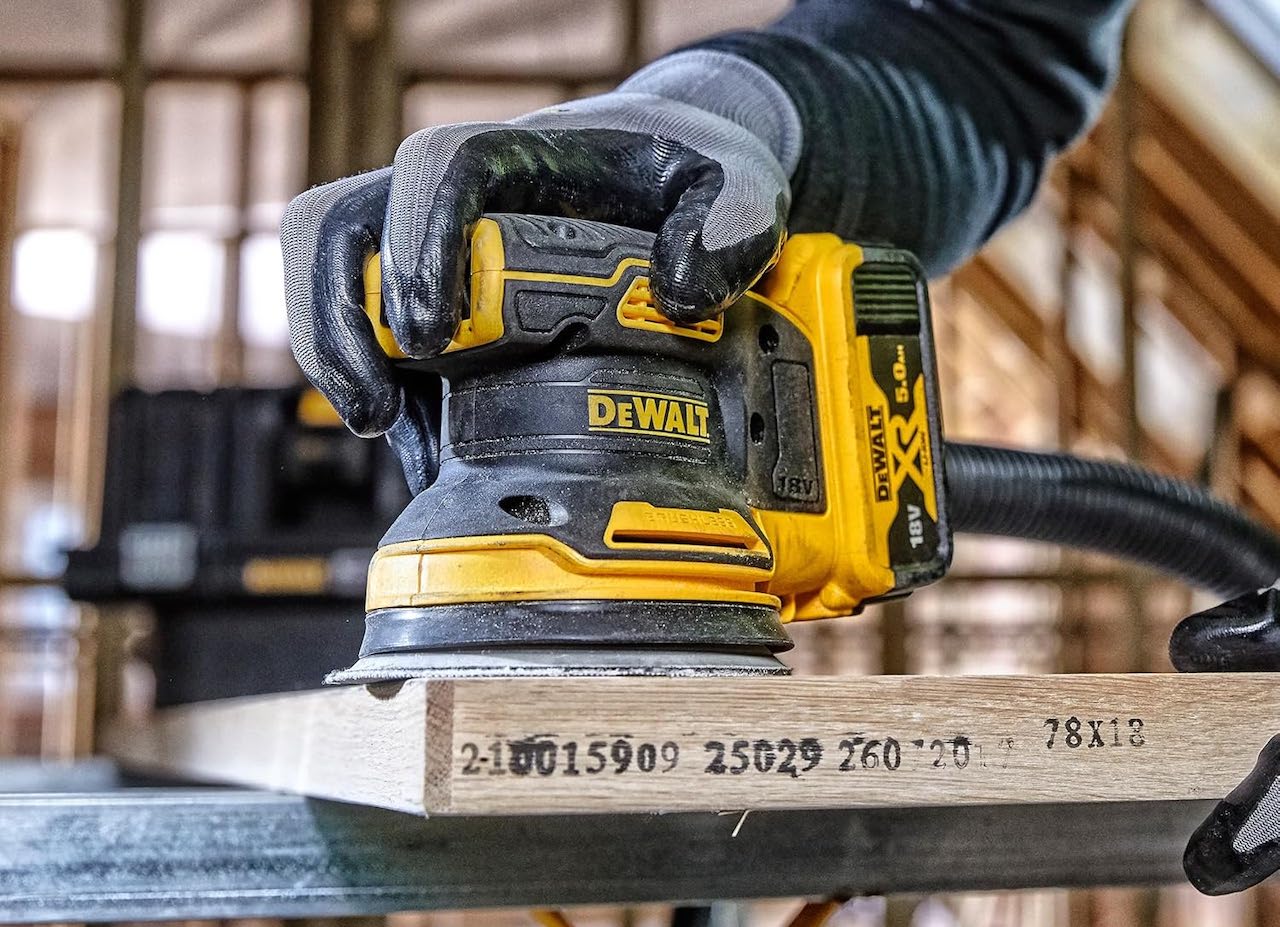 Zoom sur une ponceuse de la marque DeWalt.