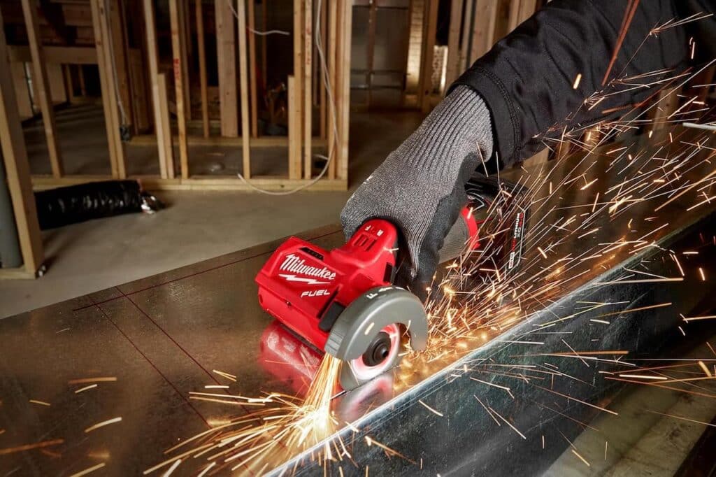 Un homme qui utilise un outil de bricolage de chez Milwaukee.
