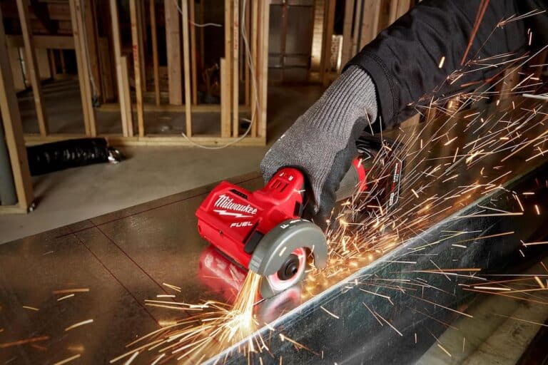 Un homme qui utilise un outil de bricolage de chez Milwaukee.