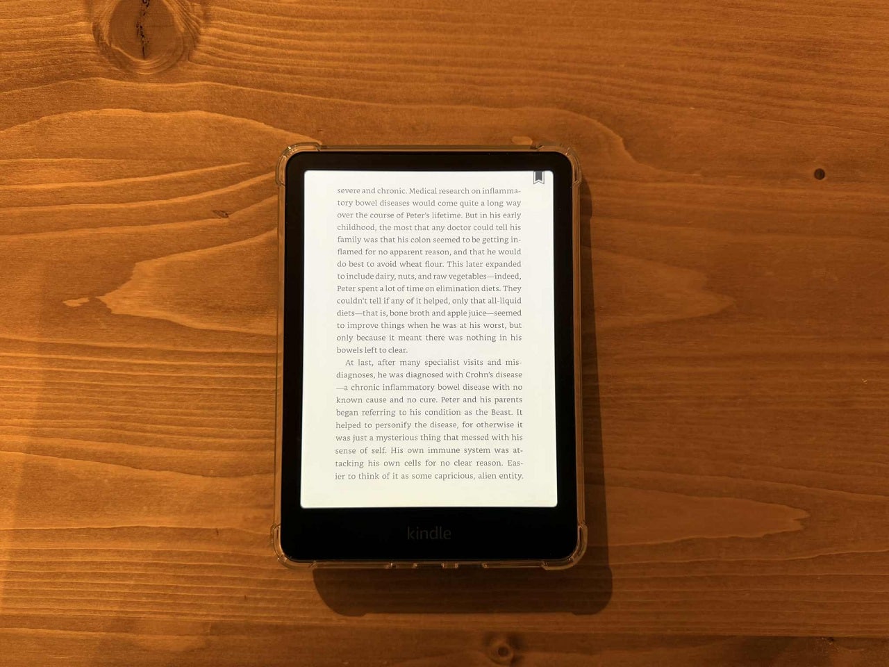 La Kindle Paperwhite posée sur une table et affichant le texte d'une page d'un ebook