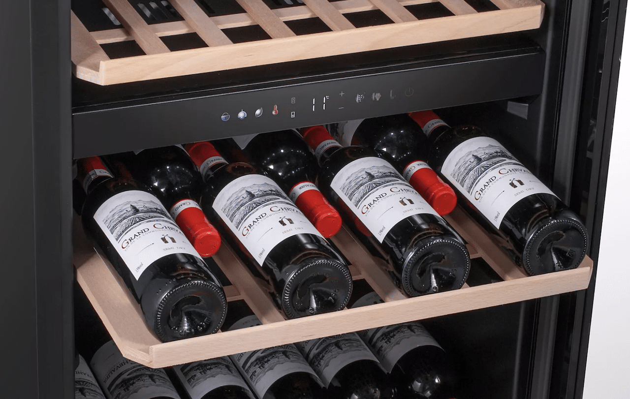 Des bouteilles de vin disposées dans une cave à vin.