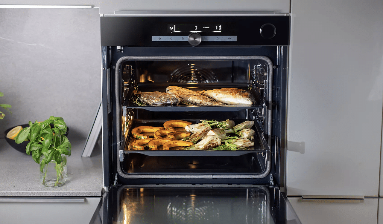 L'intérieur d'un four encastrable.
