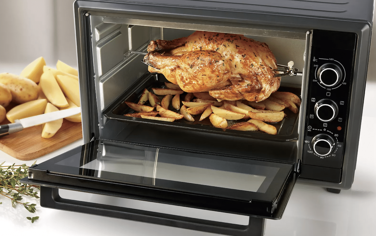 Un poulet en train de cuire dans un four posable.