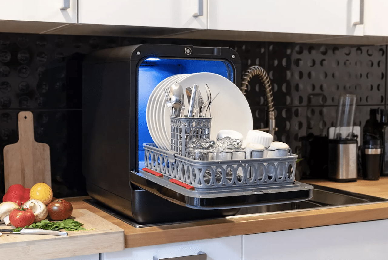 Un mini lave-vaisselle posé sur un plan de travail.