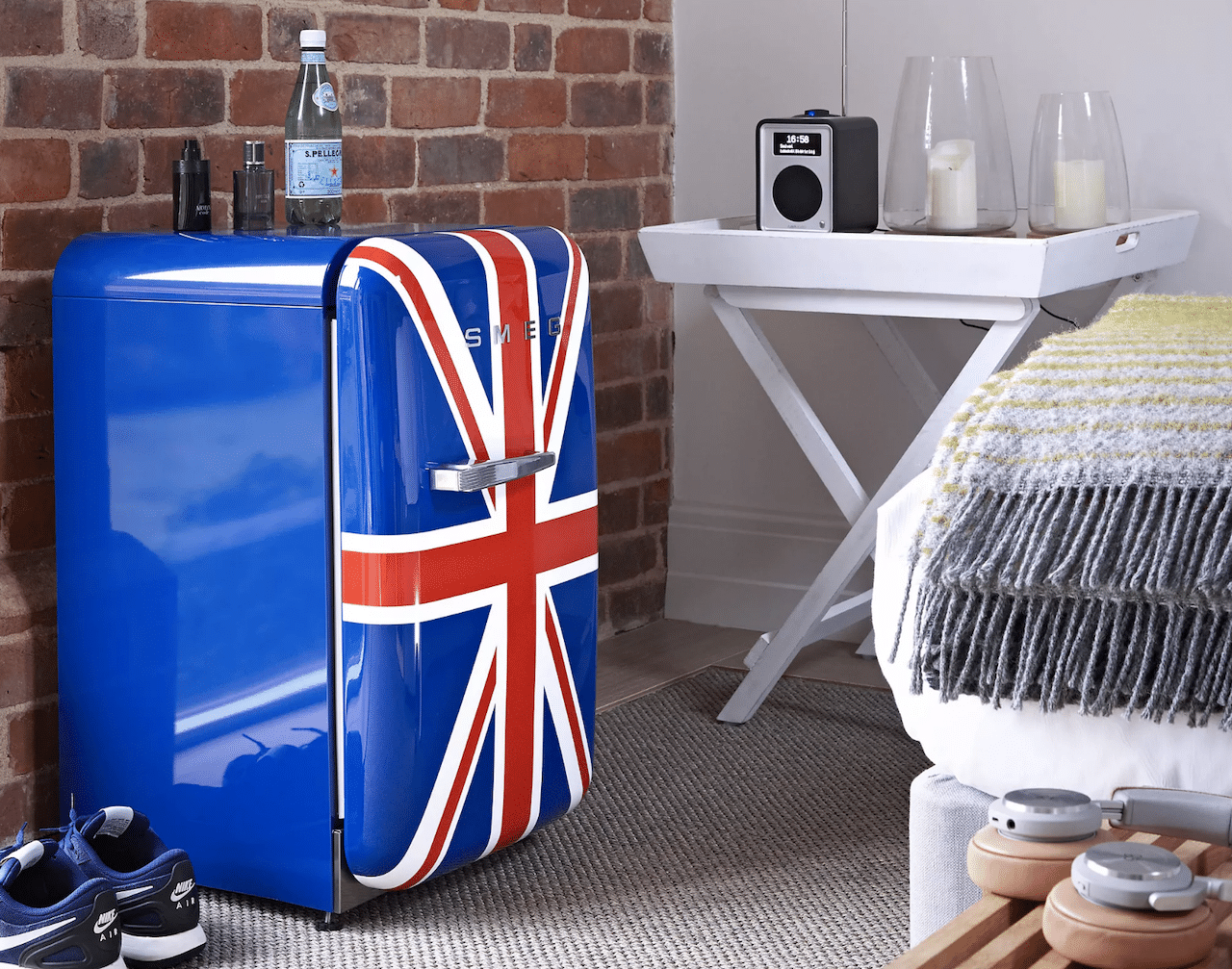 Un mini réfrigérateur dans une chambre.