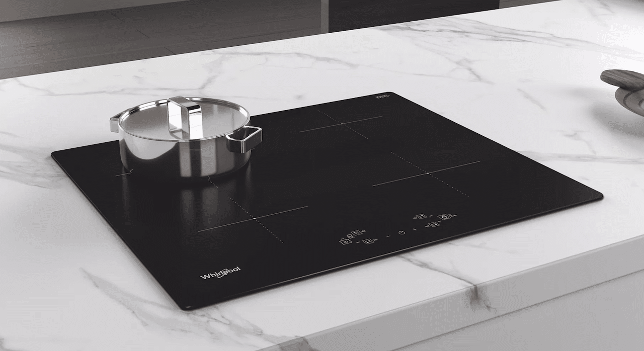 Une plaque de cuisson sur un plan de travail en marbre.