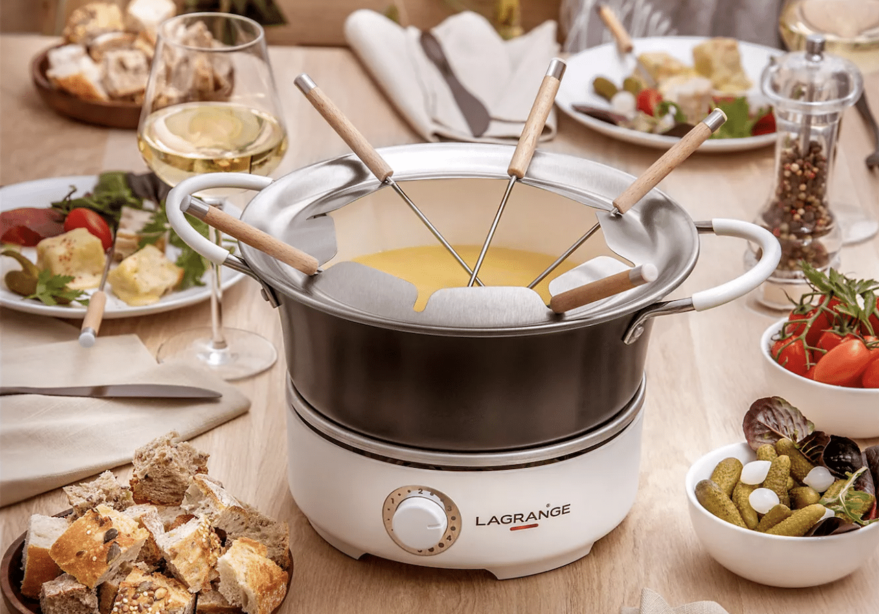 Un appareil à fondue sur une table en bois.