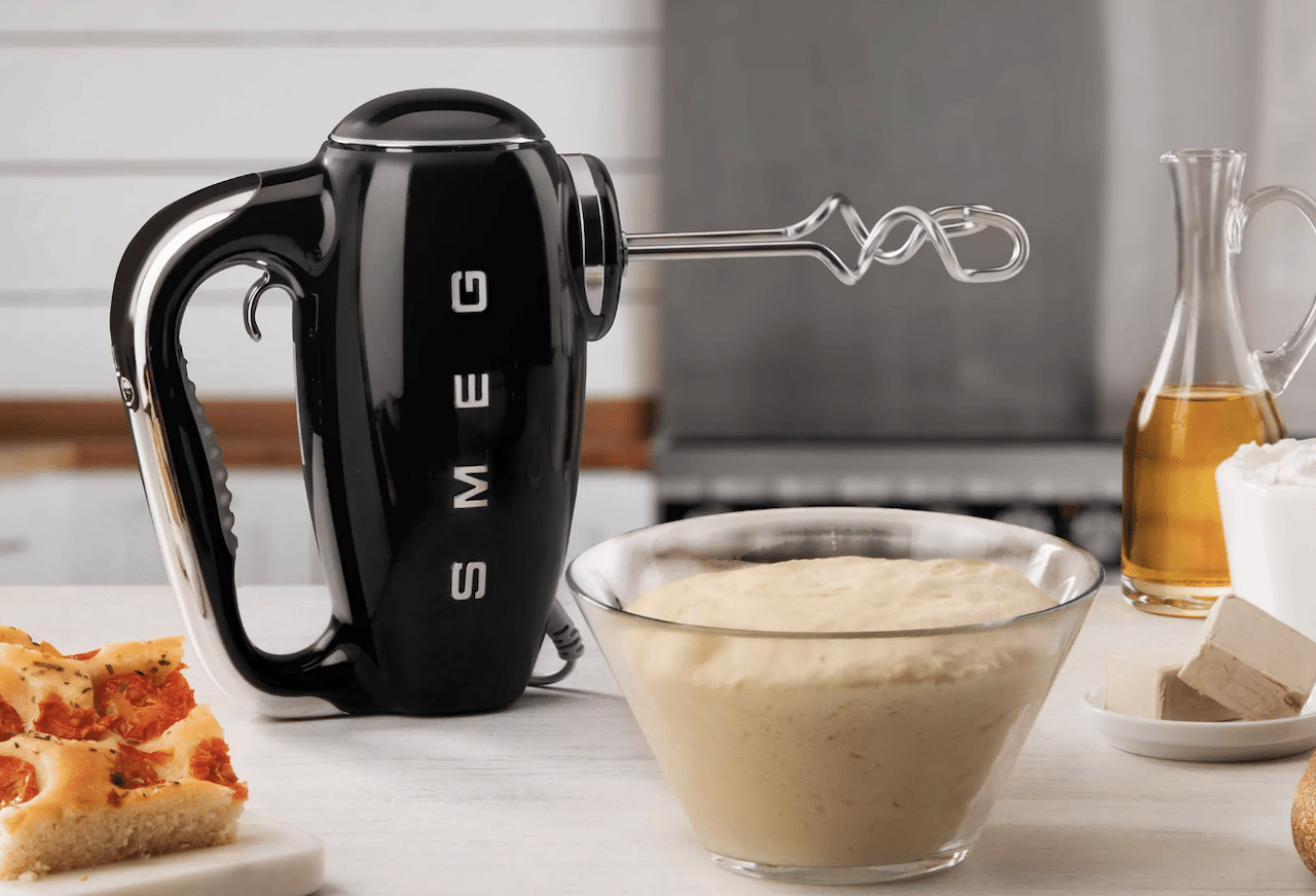 Un batteur électrique de la marque Smeg.