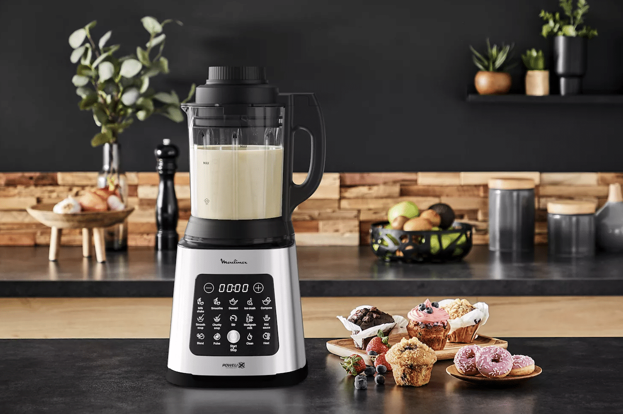 Un blender chauffant posée sur une table de cuisine.