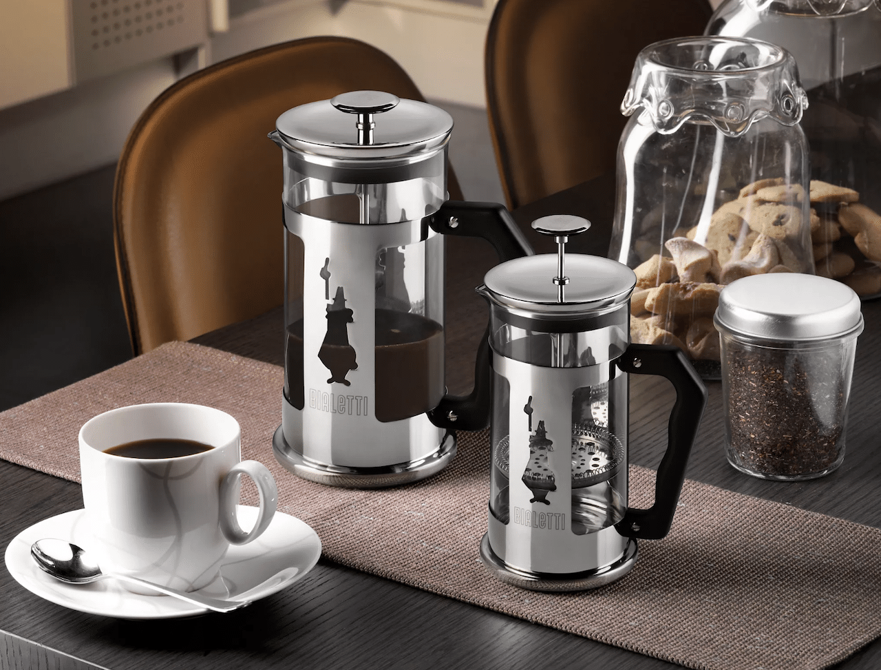 Des cafetières à piston sur une table à manger.