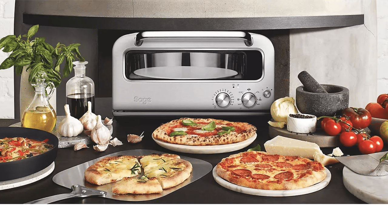 Un four à pizza électrique et des pizzas.