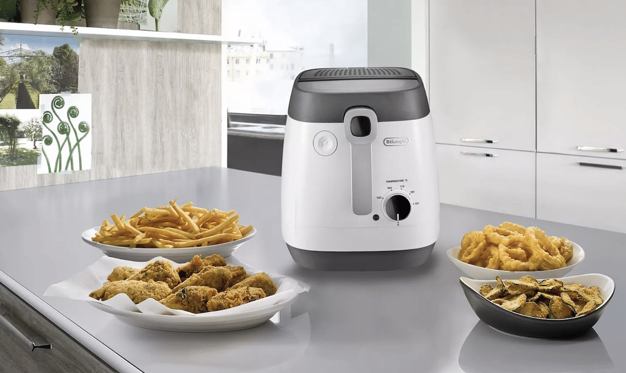 Une friteuse classique avec des plats préparés à la friteuse.